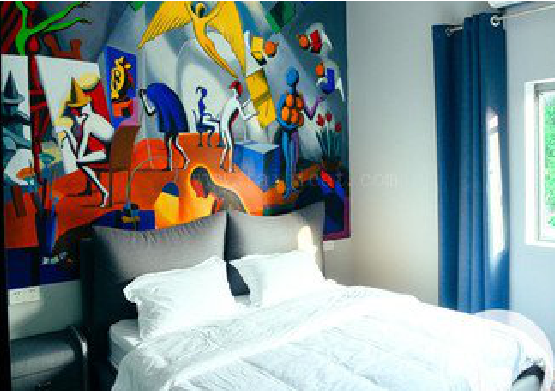  栾川对于酒店的墙体彩绘而言更注重哪些方面？